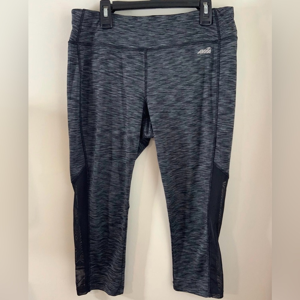 AVIA ATHLETIC MEDIUM WOMENS GREY BLACK WHITE HEATHERED MESH CUT ACTIVE CAPRIS